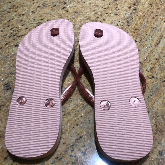 NWOT Havaianas Rose Gold Flip Flops - Picture 3 of 4